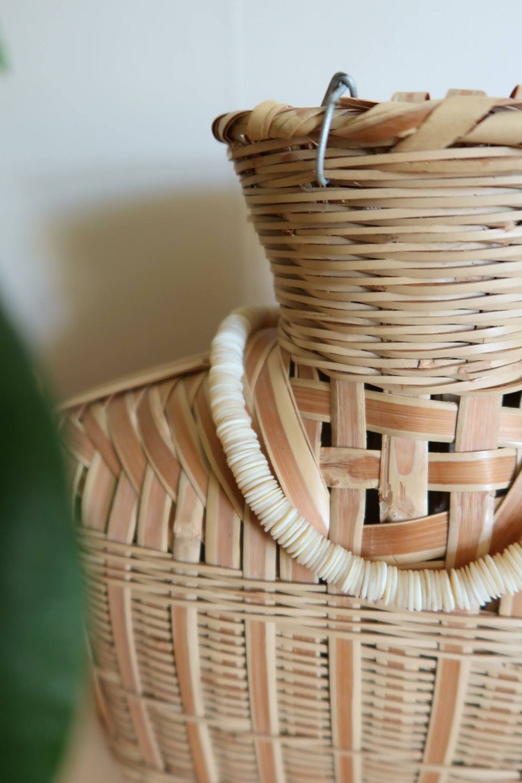 Halsband i naturmaterial