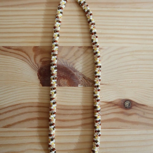 Halsband med små pärlor