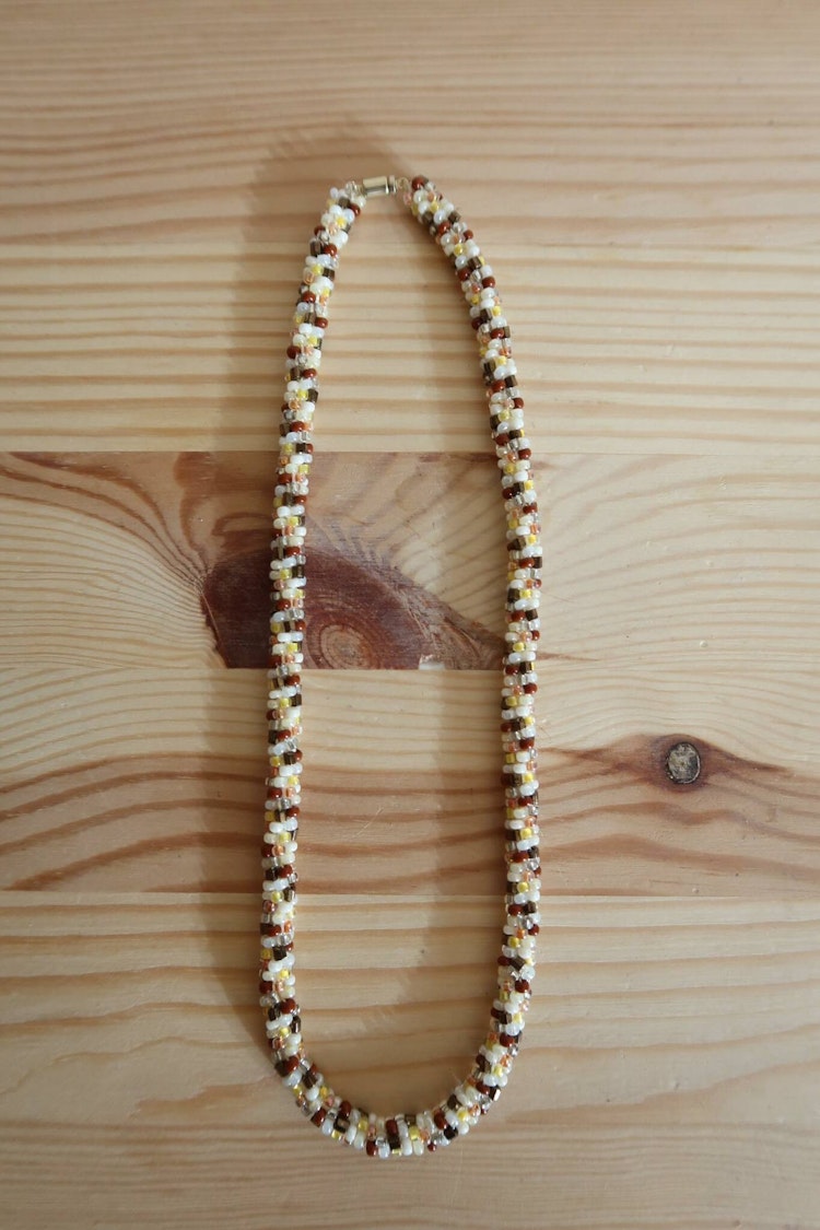 Halsband med små pärlor