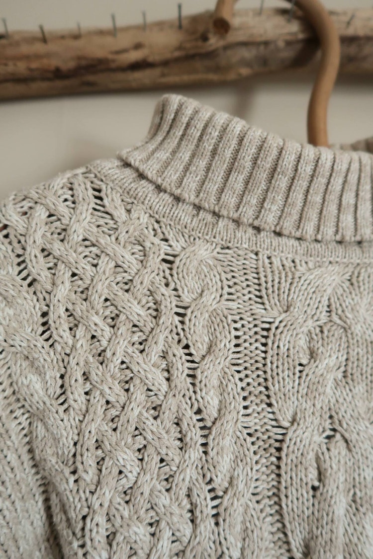 Beige kabelstickad tröja