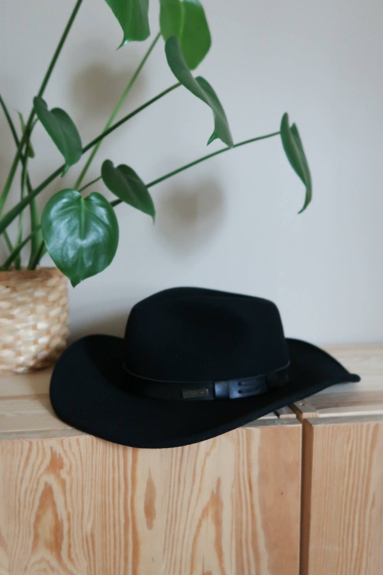 Svart pendleton hatt