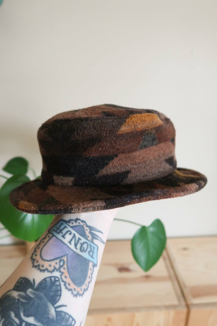 Hatt i brunt