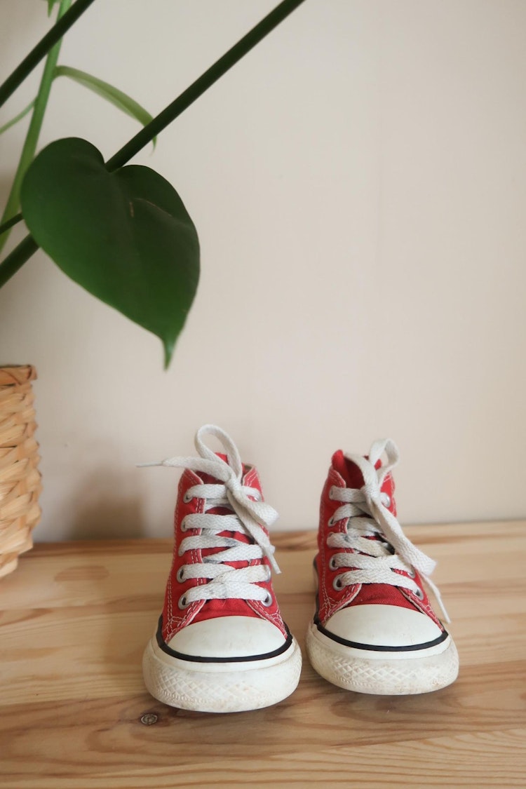 Röda converse kiddo