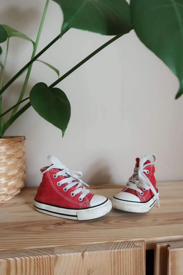 Röda converse kiddo