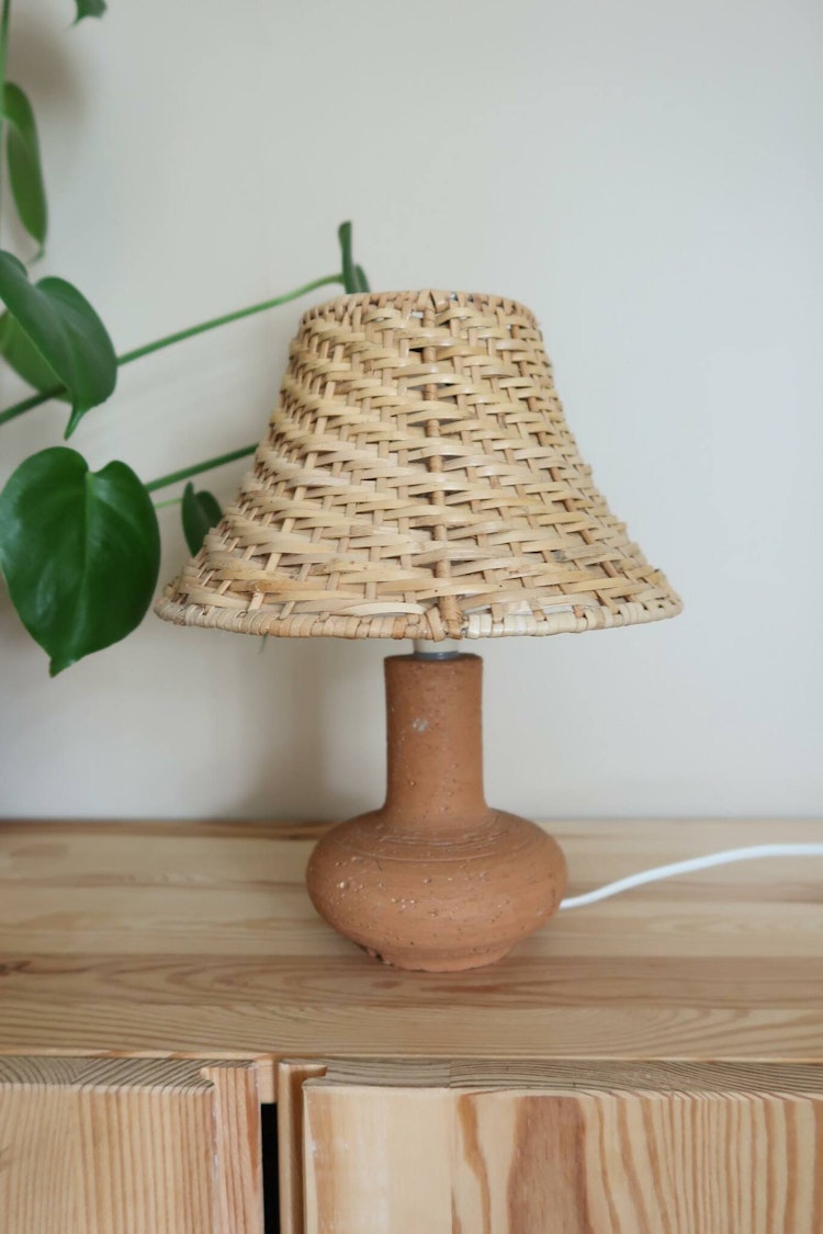 Lampa med rottingskärm