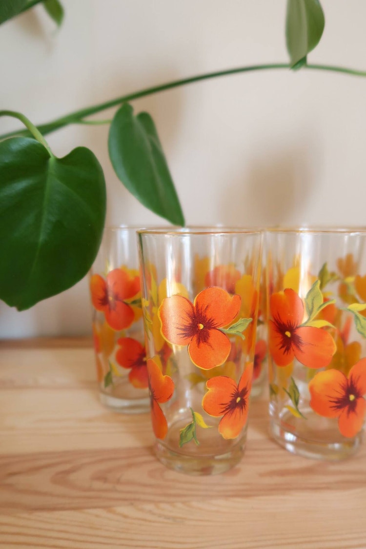 Fem glas med blommor