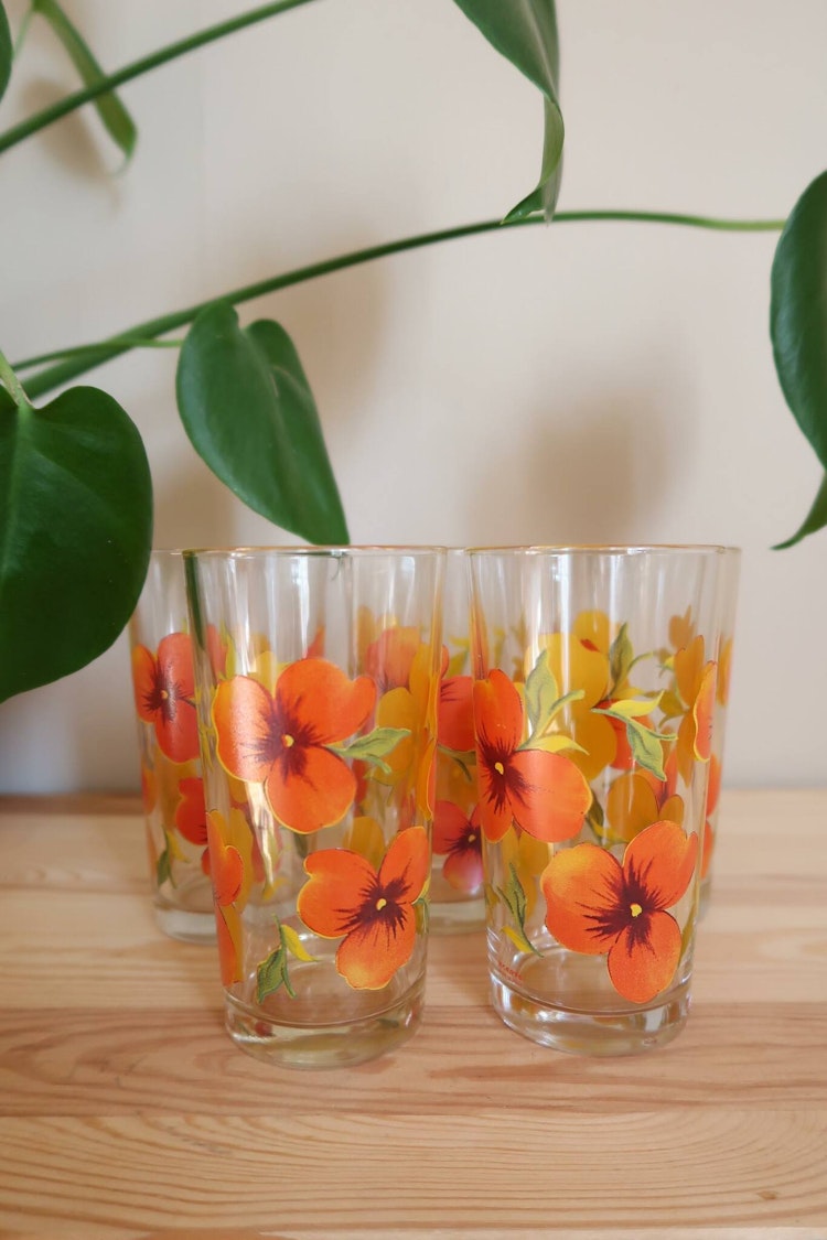 Fem glas med blommor