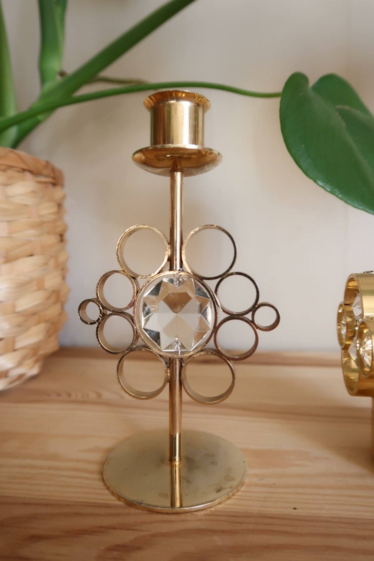 Två ljusstakar med prismor