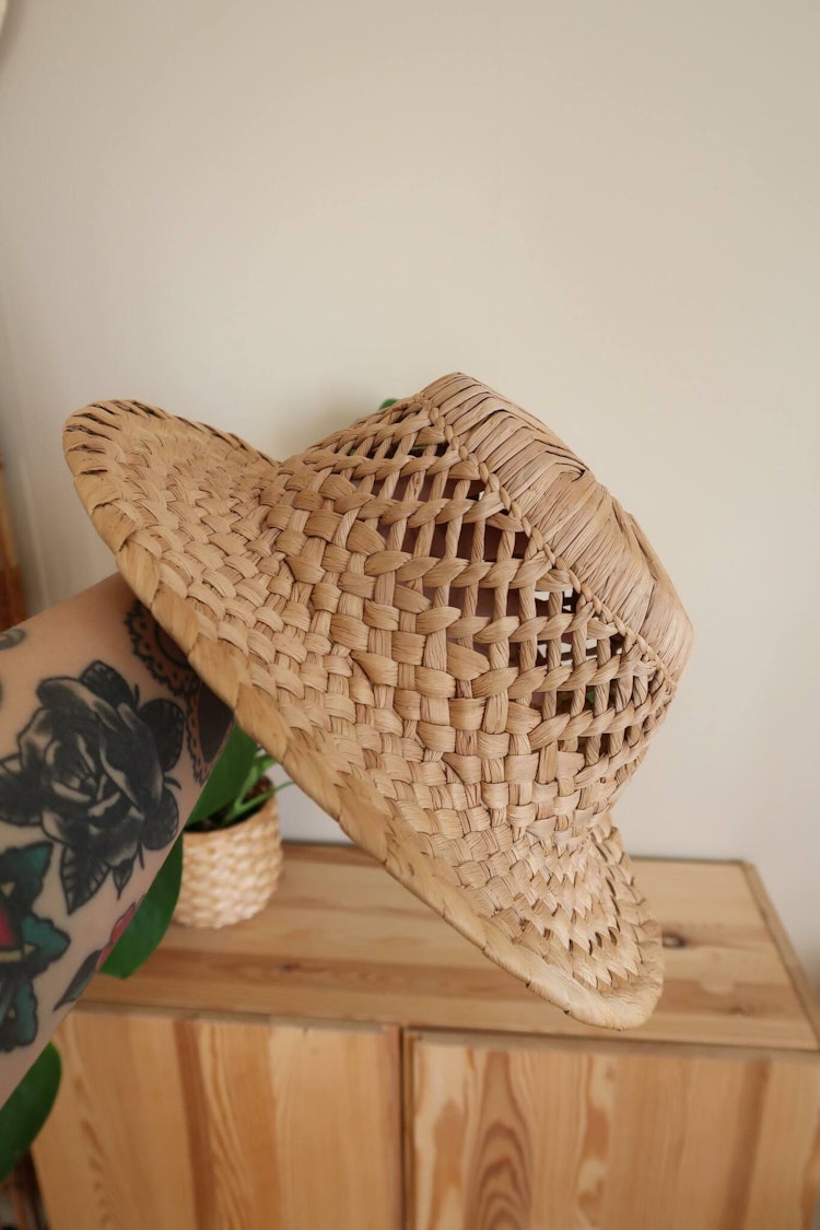 Hatt i naturmaterial