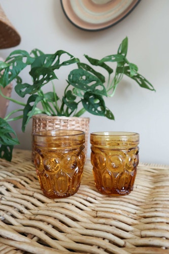 Två bruna glas