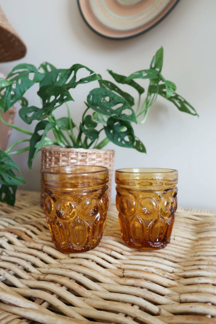 Två bruna glas