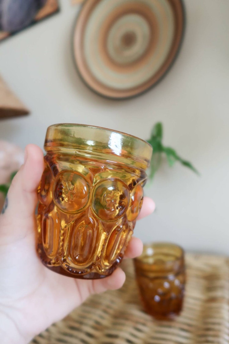 Två bruna glas