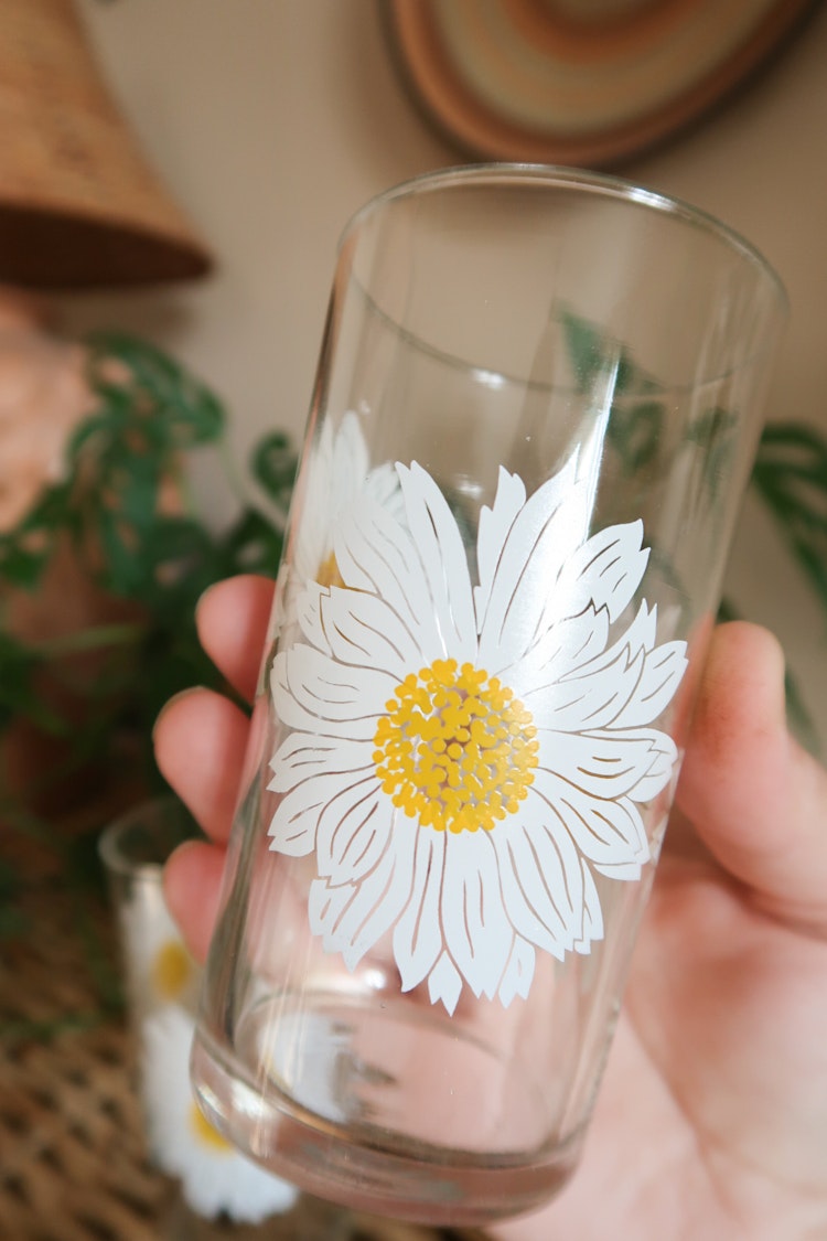 Fyra engelska glas med prästkrage