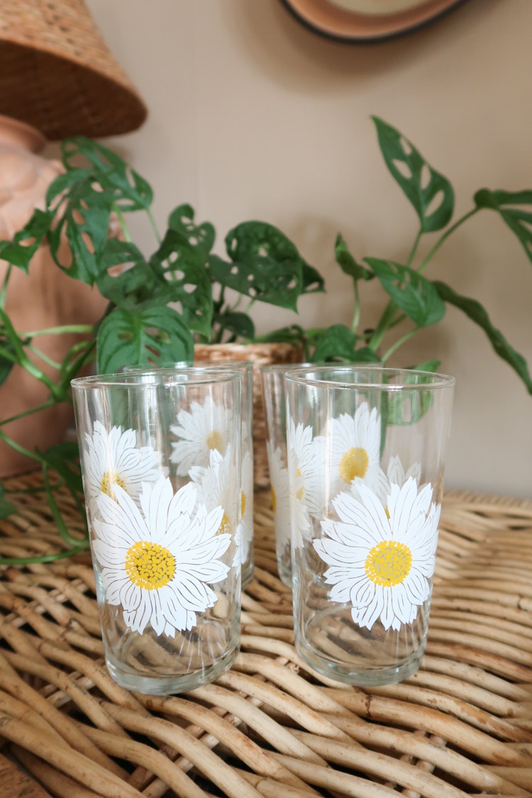 Fyra engelska glas med prästkrage