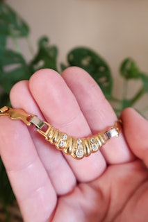 Guldfärgat halsband