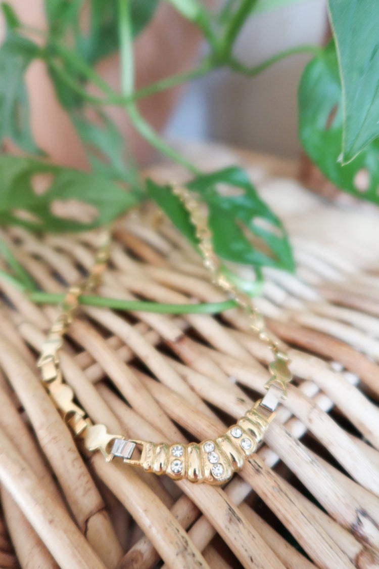Guldfärgat halsband