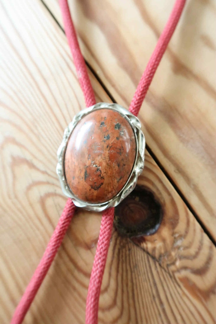 Röd bolo tie med sten
