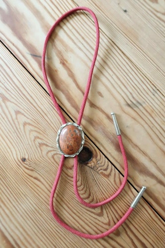 Röd bolo tie med sten