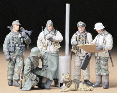 German Soldiers At Field Briefing, 1/35