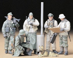 German Soldiers At Field Briefing, 1/35