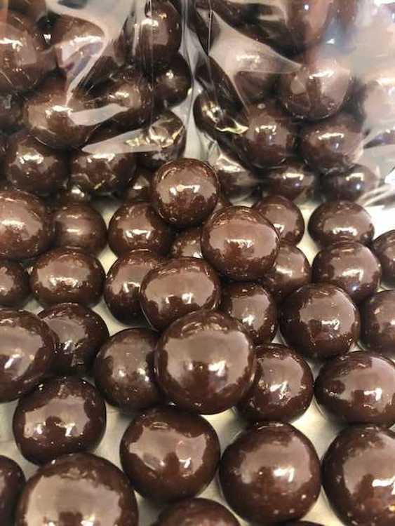 Hasselnötter med mörk choklad 180 gram.