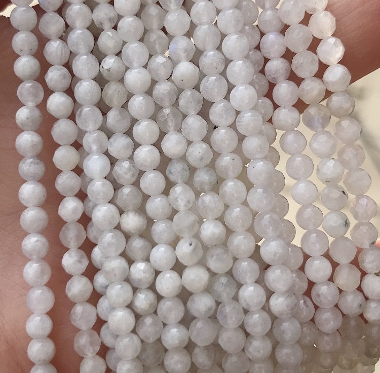 Facetterad månsten vit 1.5-2 mm, 1 sträng