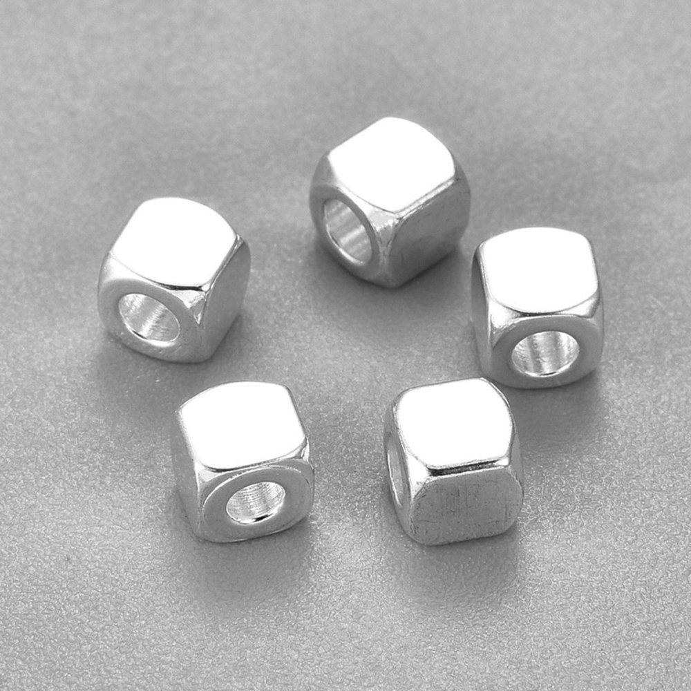 Silverfärgat rostfritt stål kuber 4x4 mm, ca 50 st