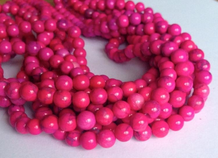 Howlite cerise 4 mm, 1 sträng