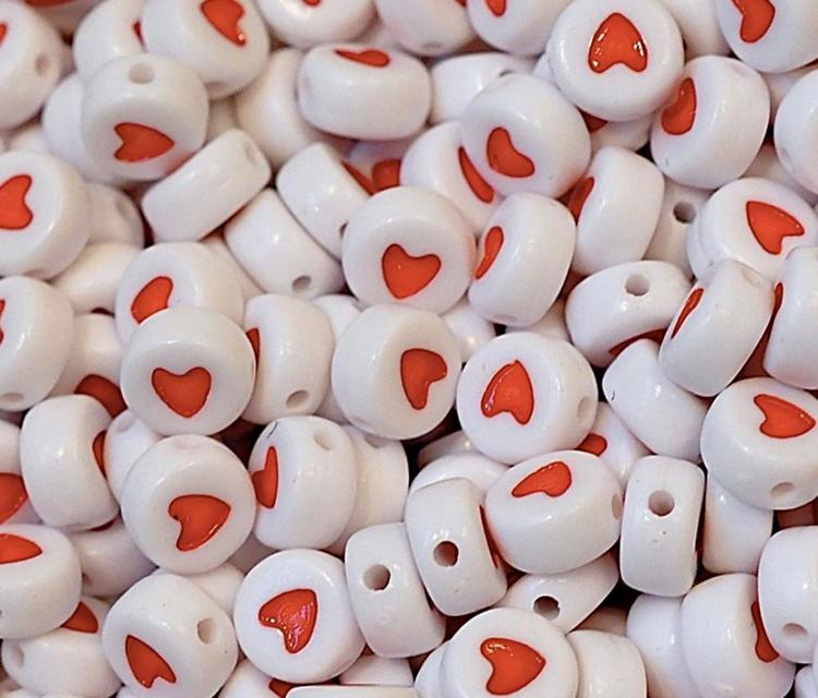 Vita acrylpärlor med hjärta, 100 st