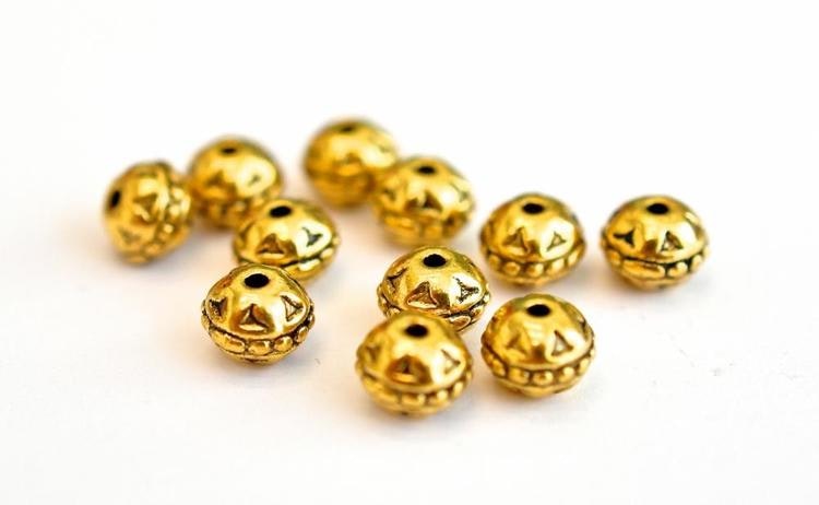 Antikt guldfärgade mönstrade pärlor 8 mm, 10 st