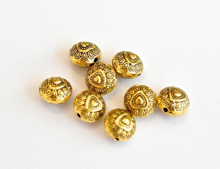 Antikt guldfärgade metallpärlor 10 mm med hjärtan, 10 st