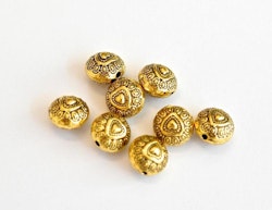 Antikt guldfärgade metallpärlor 10 mm med hjärtan, 10 st
