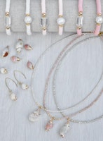 Guldfärgat rostfritt stål hangers mini med PVD plätering, ca 50 st
