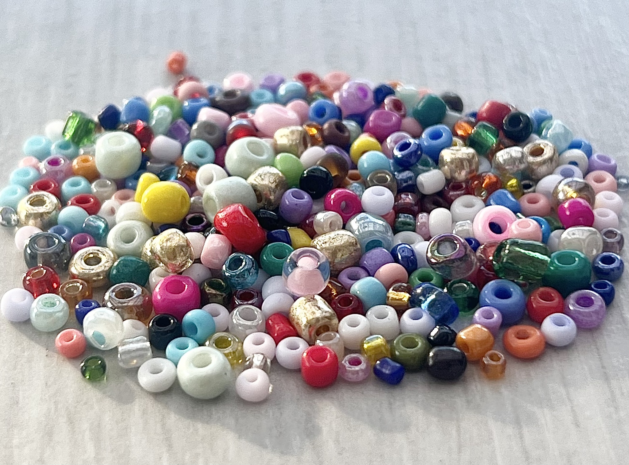 REA: Seed beads mix ca 3 mm, ca 200 st