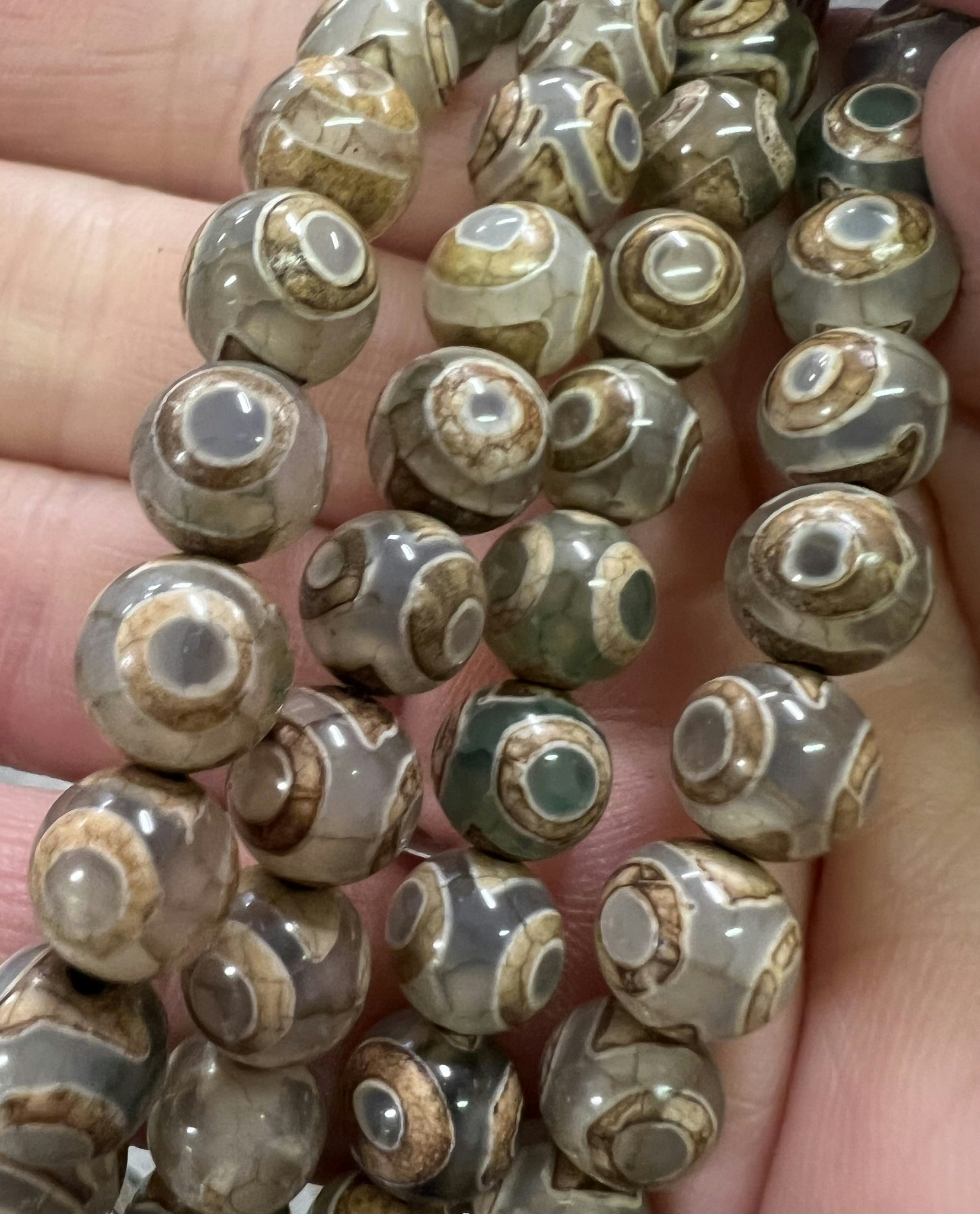 Tibetansk halvädelsten Dzi grön & brun 8 mm, 1 sträng