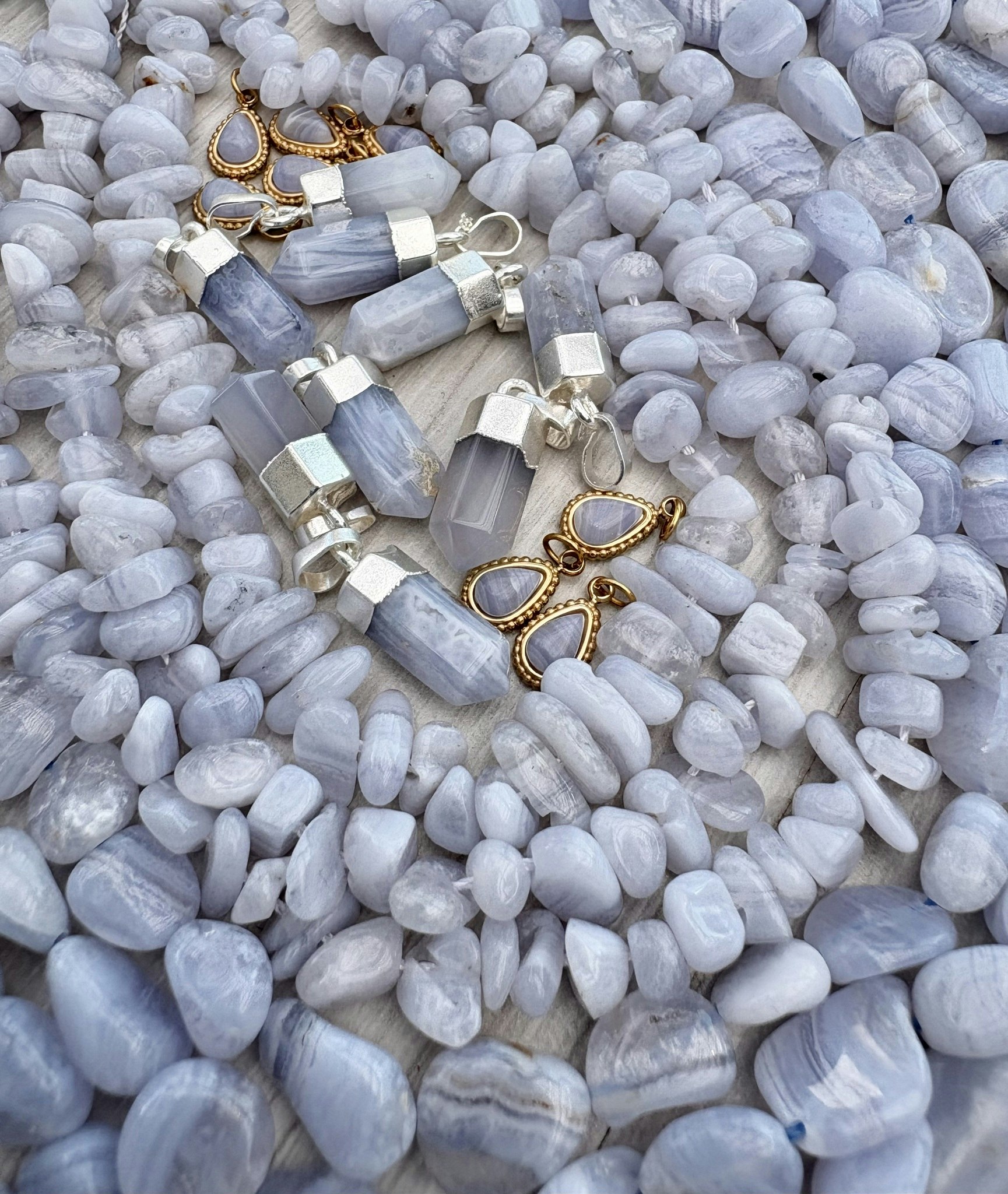 Blue lace agate litet hänge med PVD plätering, 1 st