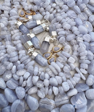 Blue lace agate litet hänge med PVD plätering, 1 st