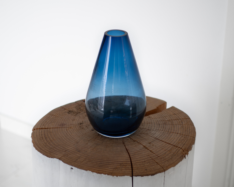 Blå dråpeformet vase