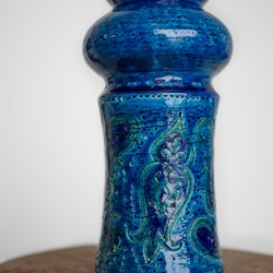 Blå keramikkvase