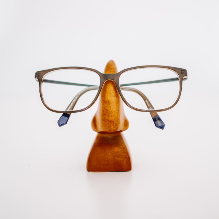 Neseformet brilleholder i tre