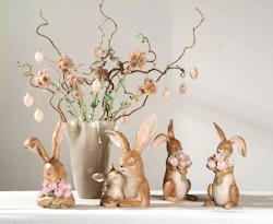 Hare Tilly med blommor