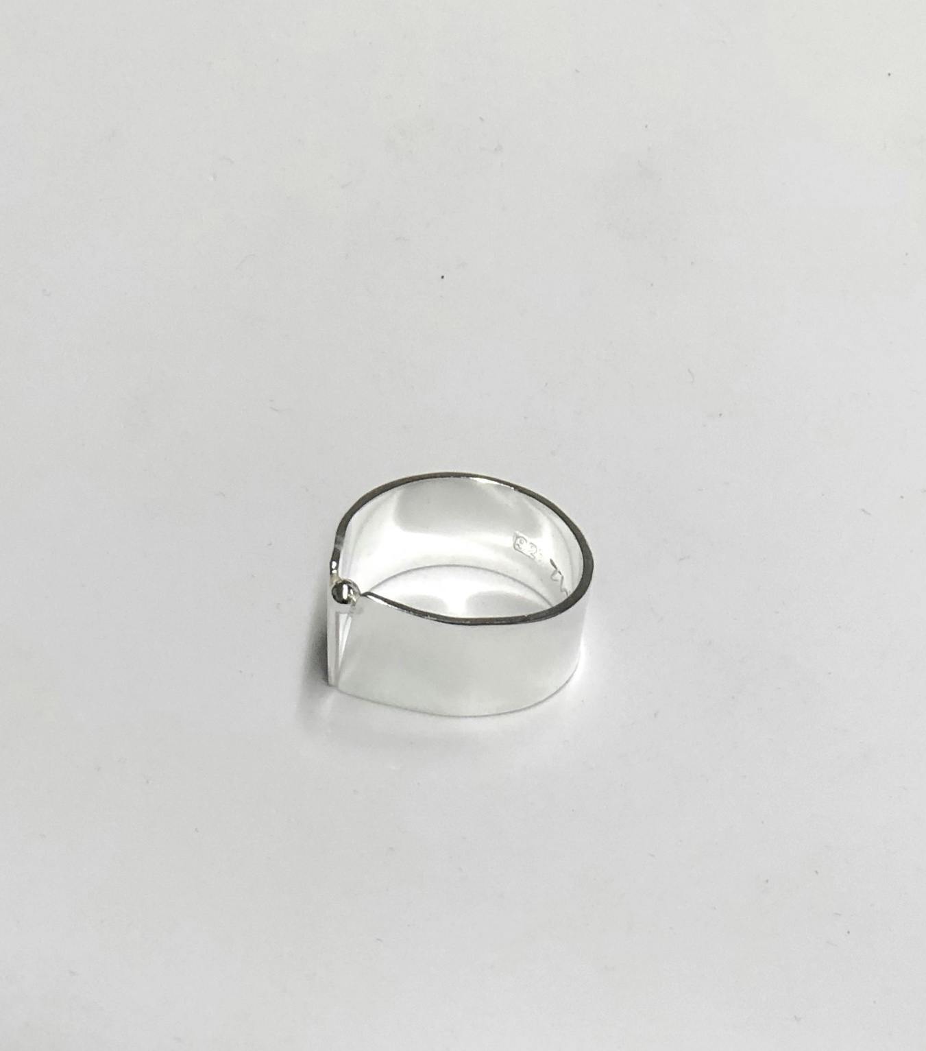 Ring bred med liten silverkula - Silver by Titti
