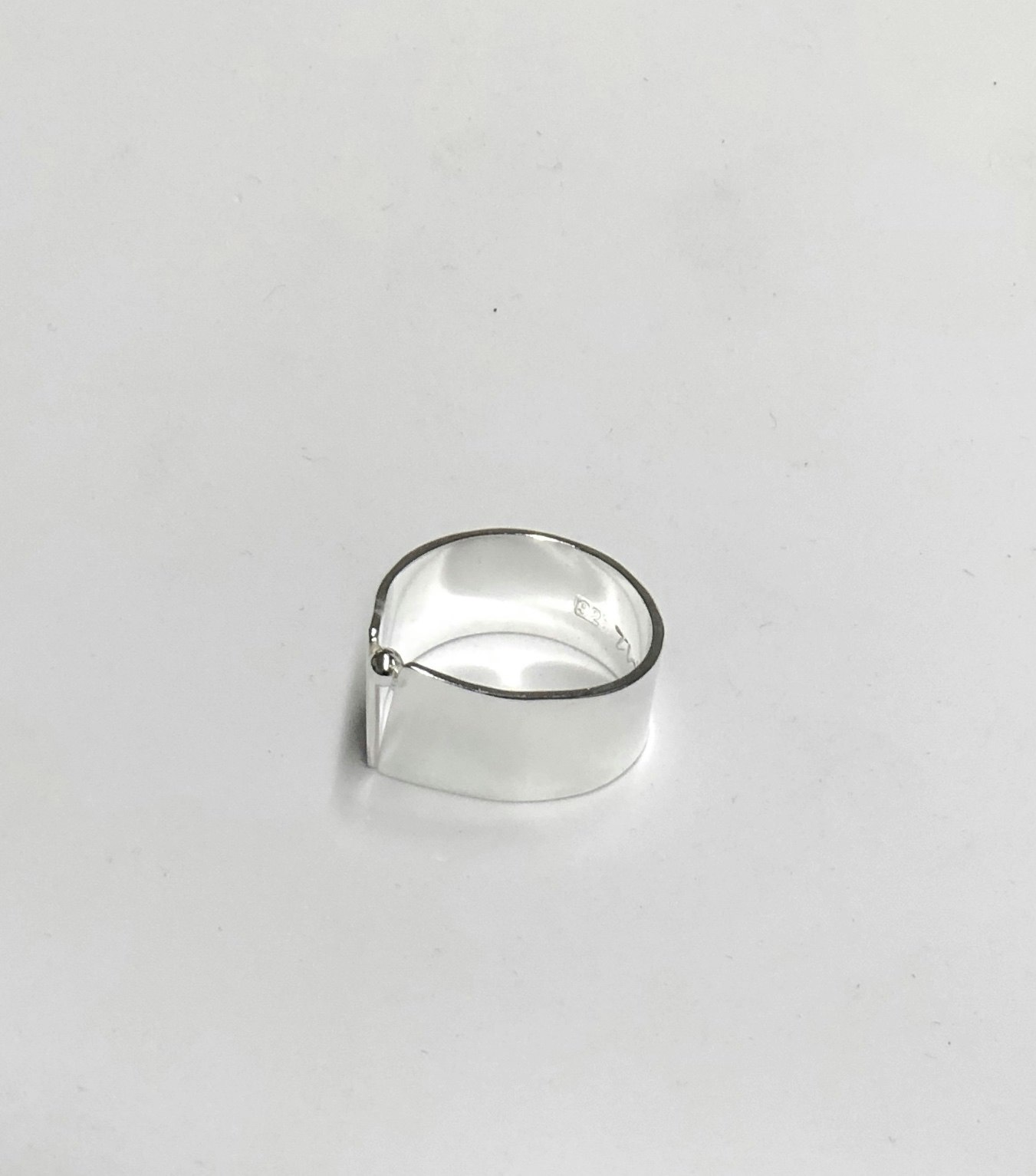 Ring bred med liten silverkula