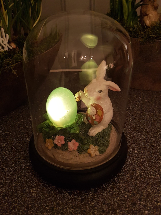 Påskpynt, hare med ägg med kupa LED