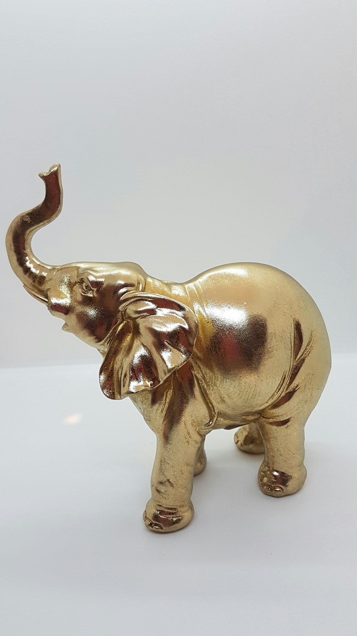 Mullig elefant i guldfärg