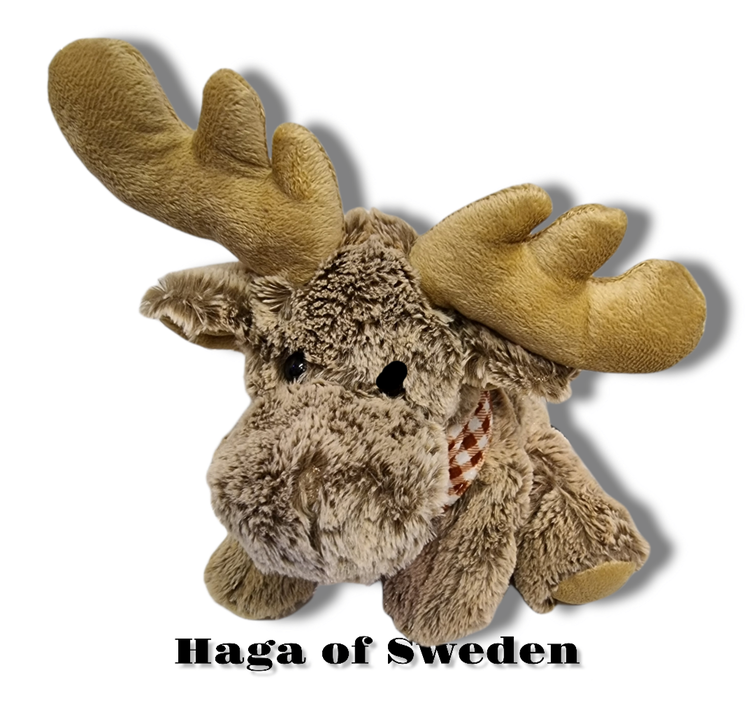 Mjukis sittande älg med Svensk Flaggscarf 30cm