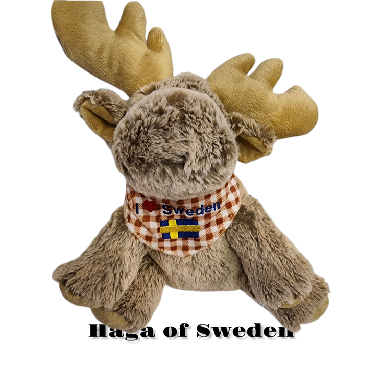 Mjukis sittande älg med Svensk Flaggscarf 30cm