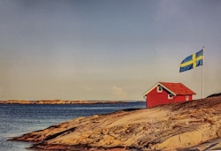 Postcard: Red Cottage, 170 x 115 mm