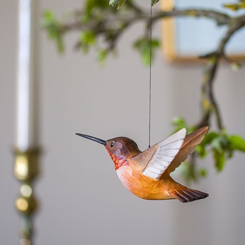 Handgeschnitzter rostiger Kolibri aus Holz