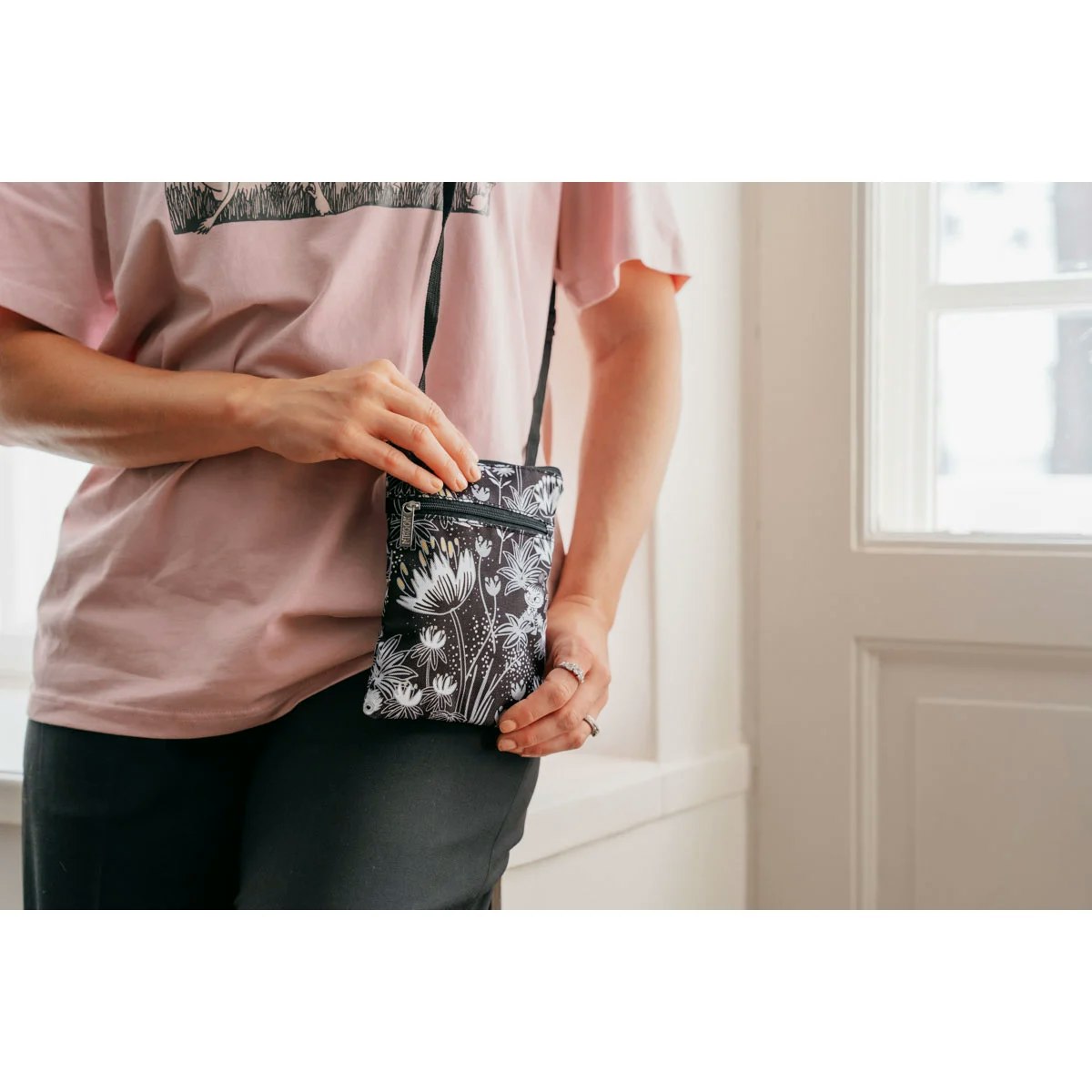 Tuhto Pouch Azalea Svart